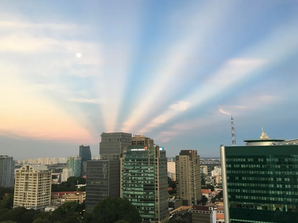 Trong ánh chiều vàng, những tia rẻ quạt chuyển nhiều màu sắc