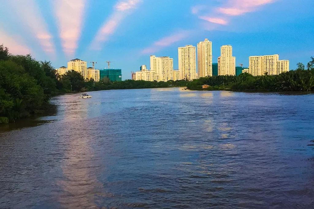Nhìn từ xa, có 5 tia rẻ quạt in bóng mây trên bầu trời.