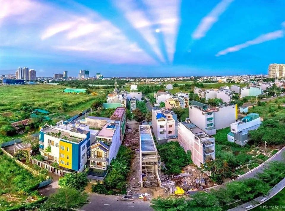 Chiều ngày 9/4, những đường nắng hình "rẻ quạt" xuất hiện bất ngờ trên bầu trời Sài Gòn