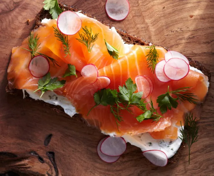 Bánh mì kèm cá hồi hun khói là món ăn sáng phổ biến tại Na Uy.