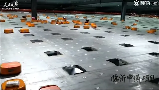Hoạt động của đội quân robot tự sạc ở trung tâm phân loại STO.