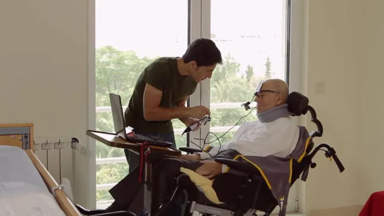 Ivo Vieira đang tiến hành thử mẫu kính EyeSpeak cho cha mình.