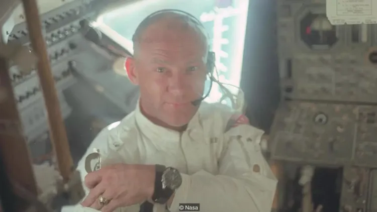 Buzz Aldrin là người đầu tiên uống rượu trong vũ trụ.