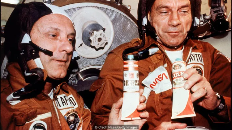 Hai phi hành gia người Mỹ Tom Stafford và Deke Slayton đã giới thiệu ảnh họ đang cầm chai vodka trên Apollo/Soyuz.