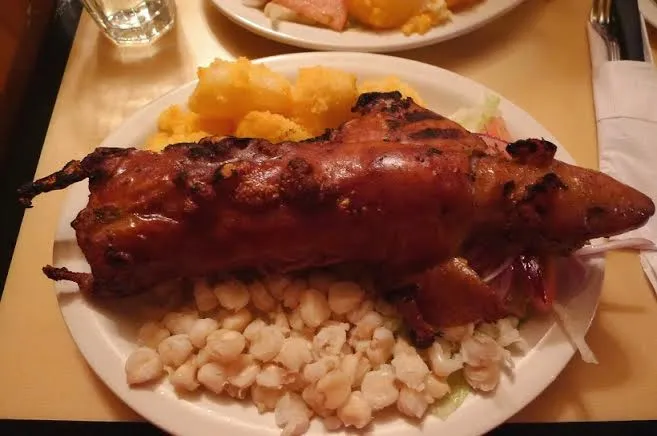 Món chuột lang nướng nguyên con ở Peru.