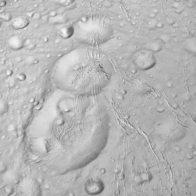 Các vết nứt gần mặt trăng Enceladus