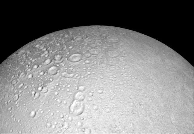 Nhiều vết lõm lớn trên bề mặt vệ tinh Enceladus ở phía cực Bắc