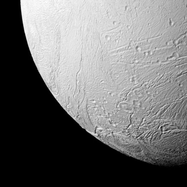 Ảnh chụp tại phía Nam của vệ tinh Enceladus