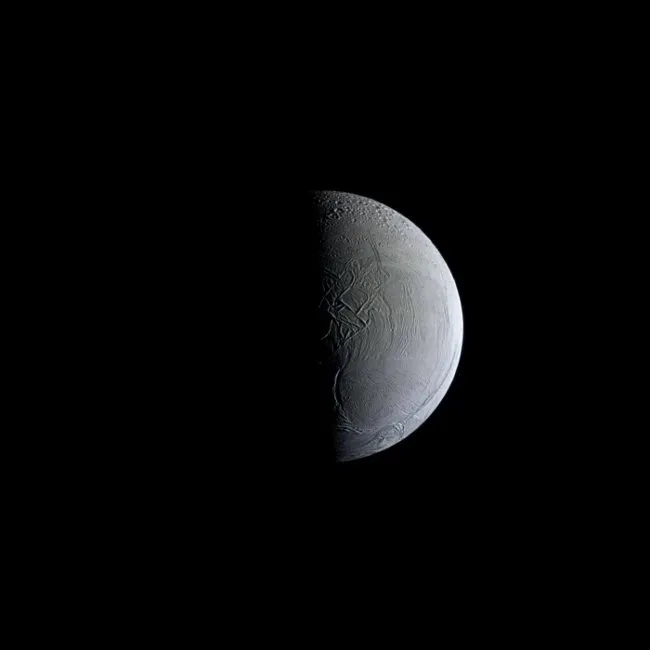 Khi lạnh giá: vệ tinh Enceladus của sao Thổ