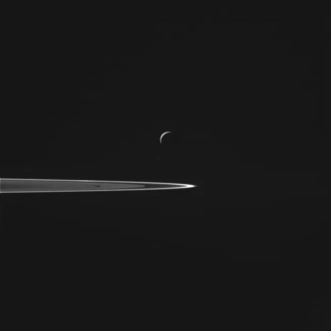 Mặt trăng Enceladus của sao Thổ và vành đai sao Thổ