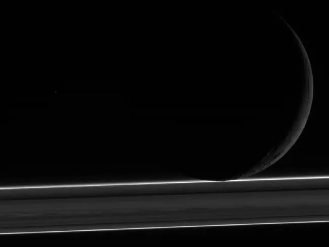 Mặt trăng Enceladus và vành đai sao Thổ