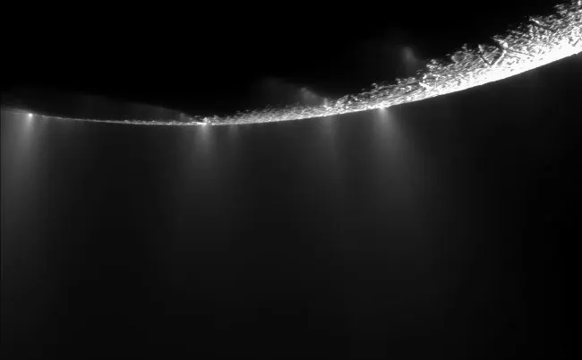 Mạch phun nước trên mặt trăng Enceladus sao Thổ