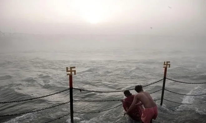 Tín đồ Hindu giáo tắm trên sông Hằng trong lễ Kumbh Mela để rửa sạch mọi tội lỗi.