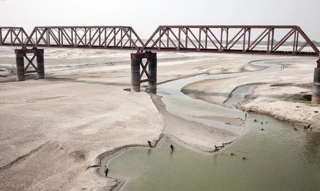 Mỗi năm vào mùa khô, nước sông Hằng ở biên giới Bangladesh khô cạn