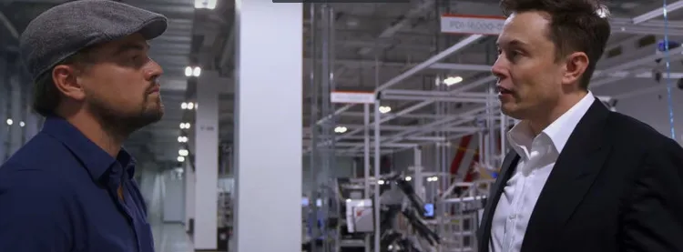 Leonardo DiCaprio và Elon Musk trong nhà máy Gigafactory.