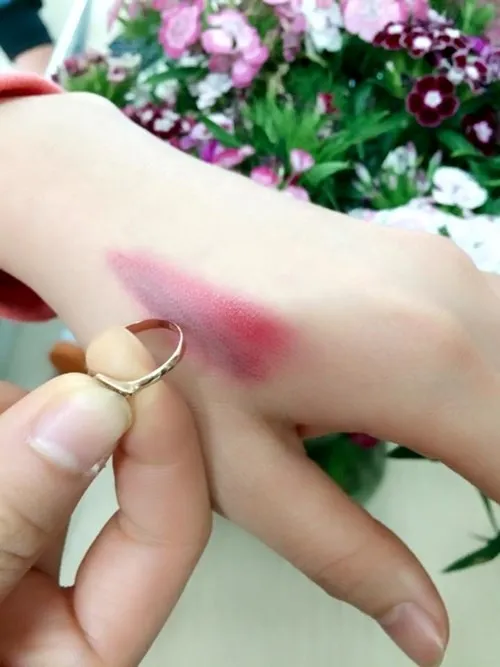 Bạn có thể dùng nhẫn vàng hoặc đồ trang sưc bằng vàng để thử xem son có nhiễm chì hay không.