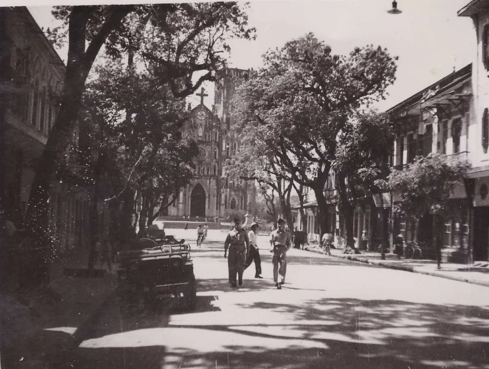 Trên phố Nhà Thờ một ngày nắng.