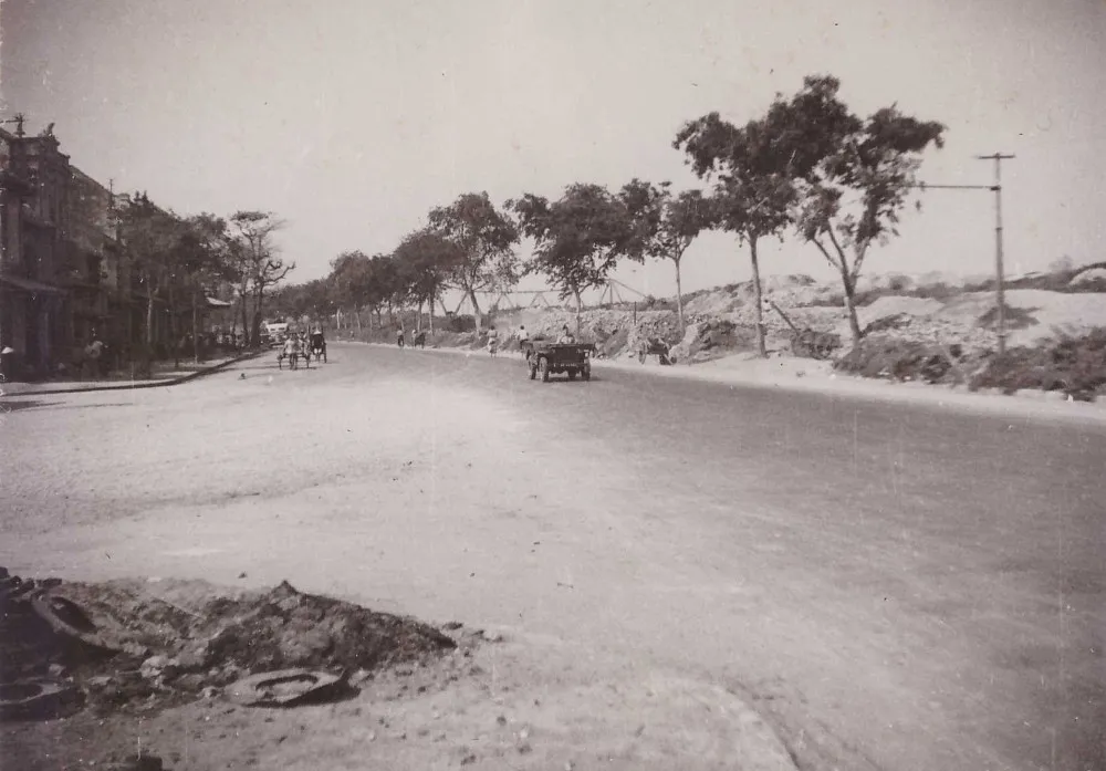 Trên đường ven đê sông Hồng, chụp từ gầm cầu Long Biên, Hà Nội năm 1950.