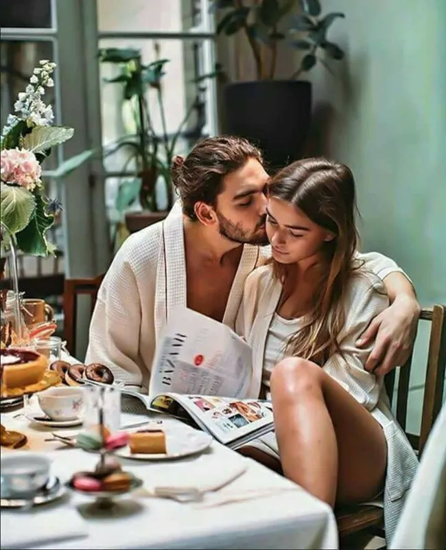 Bữa sáng đầy lãng mạn trong truyện ngôn tình.