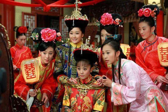 Hôn lễ của vua và hoàng hậu tất nhiên không có chuyện om sòm náo động nhưng lễ tiết là không thể thiếu.