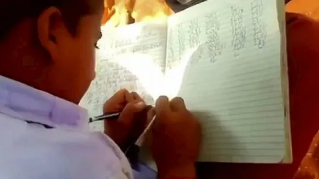 Một tiết học rèn luyện kỹ năng viết bằng hay tai tại trường Veena Vandini