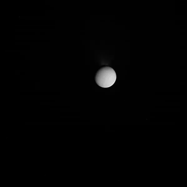 Vệ tinh Enceladus của Sao Thổ đang phun trào những mạch nước