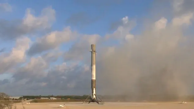 Hệ thống đẩy của Falcon 9 đã xuống mặt đất an toàn.