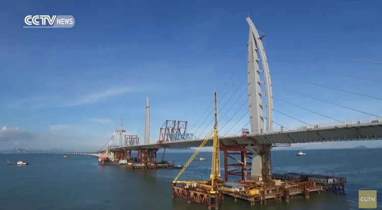 Cây cầu này giúp thời gian đi từ Hong Kong đến hai địa điểm còn lại giảm từ ba tiếng lái xe xuống 30 phút.