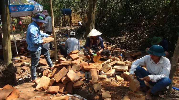 Một phần đoạn đầu của đường cổ và hai bờ tường dẫn sau tháp K mới vừa phát lộ.