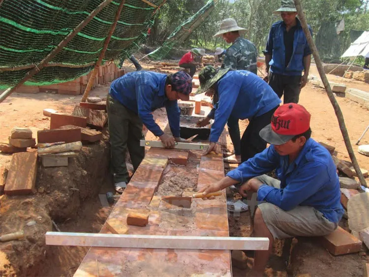 Một phần đoạn đầu của đường cổ và hai bờ tường dẫn sau tháp K mới vừa phát lộ.