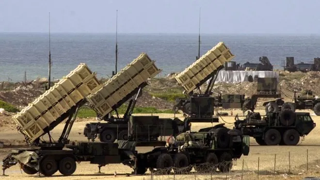 Patriot sử dụng một hệ thống tên lửa đánh chặn và radar tiên tiến.