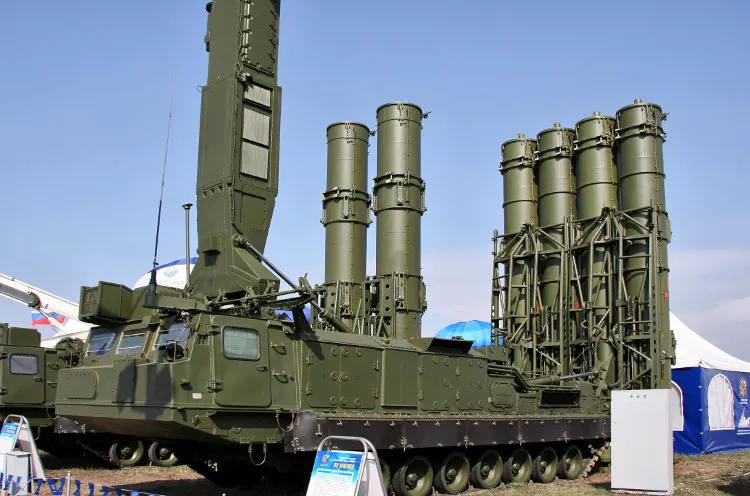 S-300VM là phiên bản nâng cấp của S-300V, còn được gọi là Antey-2500.