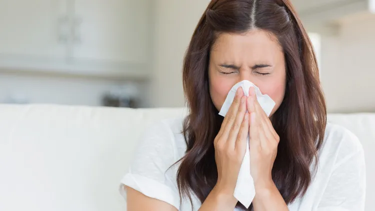 Ánh sáng mặt trời cũng có thể là nguyên nhân phổ biến gây ra triệu chứng hắt hơi.