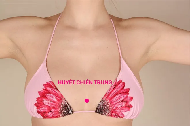 Dùng tay vỗ hoặc mát xa huyệt chiên trung 120 lần.