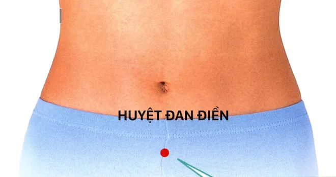 Dùng tay vỗ hoặc mát xa huyệt đan điền dưới vùng rốn 100 cái.
