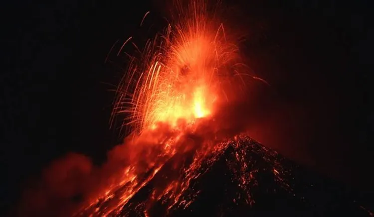 Núi lửa Volcano of Fire phun trào tại Alotenango thuộc Sacatepequez, Guatemala ngày 25/1.
