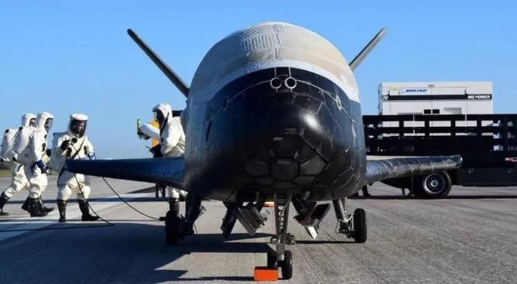 X-37B sau khi hạ cánh xuống Trung tâm Vũ trụ Kennedy sáng 7/5.