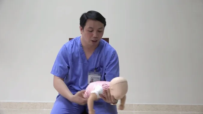 Bác sĩ hướng dẫn sơ cứu trẻ nhũ nhi hóc dị vật.