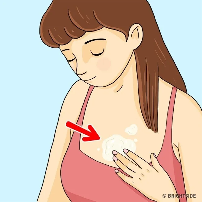 Bạn nên tập thói quen thoa kem dưỡng ẩm mỗi tối trước khi ngủ.