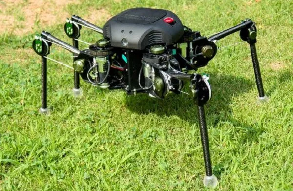 Chân của robot được làm từ vật liệu carbon khá nhẹ và bền.