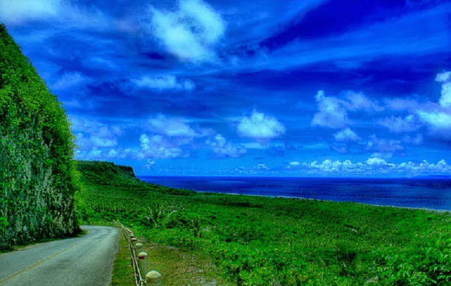 Đảo Guam, một hải đảo nằm ở miền tây Thái Bình Dương không có cát tự nhiên nhưng đổi lại có rất nhiều san hô.
