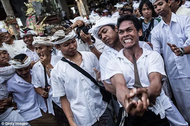 Những tín đồ ở ngôi làng Kesiman rất sùng đạo.