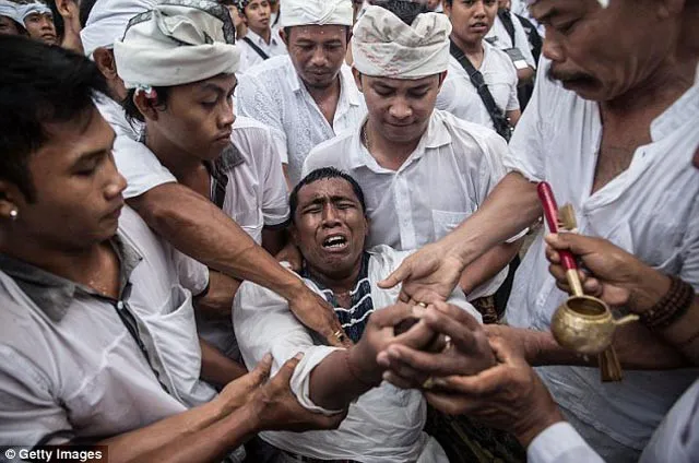 Nghi lễ tôn giáo này diễn ra trên đảo Bali của Indonesia.