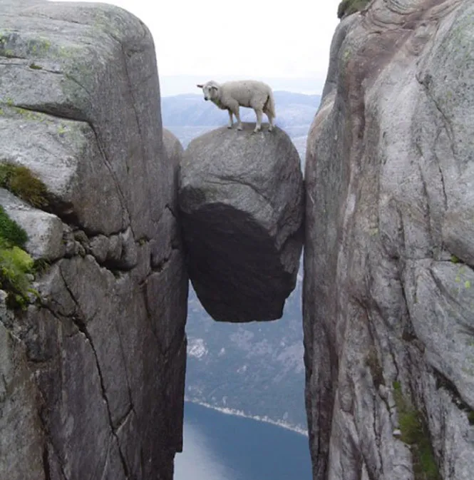 Hòn Kjeragbolten